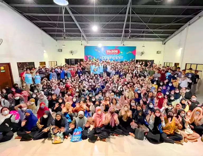 1-mr-bob-12-kampung-inggris-pare-kediri-copy-2-1.webp